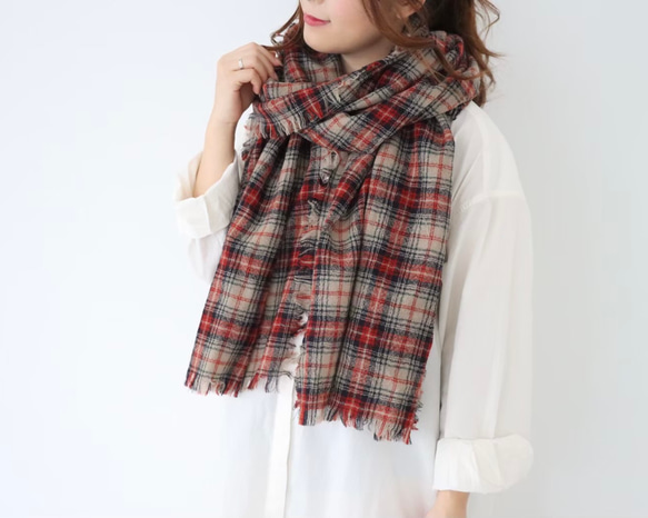 先染め洗いをかけたウールガーゼストール／クラシカルなタータンチェック切りっぱなしフリンジストール／ベージュ×レッド 4枚目の画像