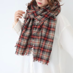 先染め洗いをかけたウールガーゼストール／クラシカルなタータンチェック切りっぱなしフリンジストール／ベージュ×レッド 6枚目の画像