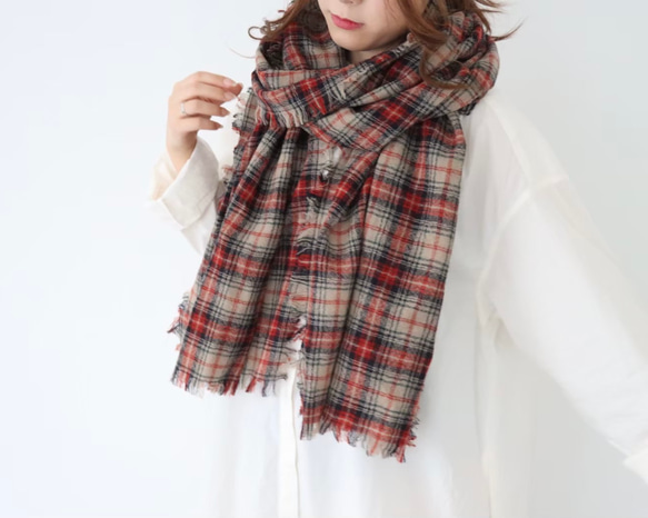 先染め洗いをかけたウールガーゼストール／クラシカルなタータンチェック切りっぱなしフリンジストール／ベージュ×レッド 6枚目の画像
