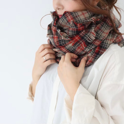 先染め洗いをかけたウールガーゼストール／クラシカルなタータンチェック切りっぱなしフリンジストール／ベージュ×レッド 3枚目の画像
