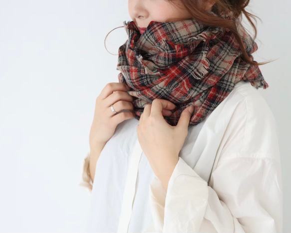 先染め洗いをかけたウールガーゼストール／クラシカルなタータンチェック切りっぱなしフリンジストール／ベージュ×レッド 3枚目の画像