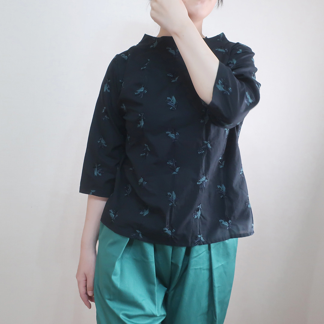 ブーケの刺繍 大人柄 レース生地 七分袖 ボトルネック ブラウス（コットン／刺繍柄）