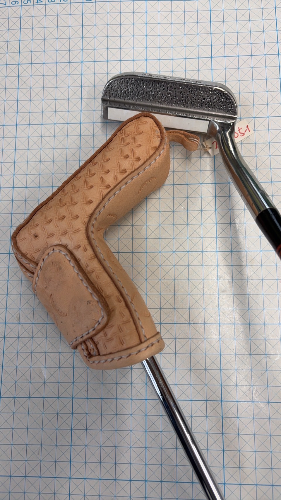 ゴルフパターカバー　Ｌ型 ピン型用牛革製型押しパターカバー240605 手縫い仕上げ