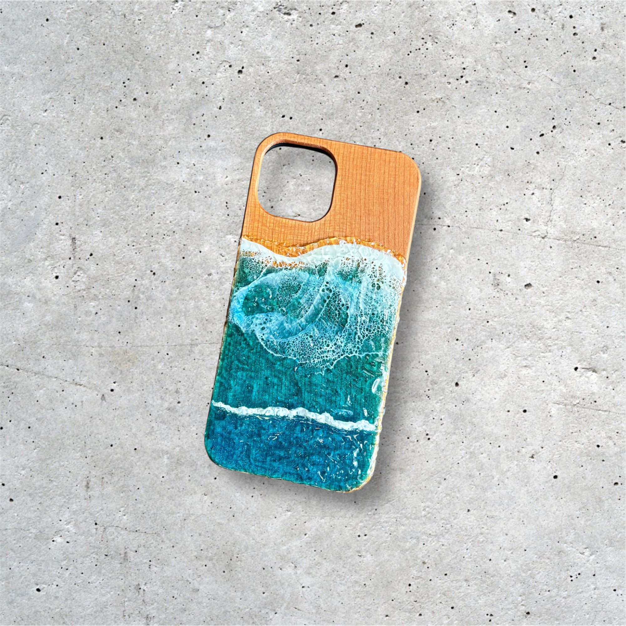 iPhone15用ケース  チェリーウッド×オーシャンアート 蓄光・立体波デザイン