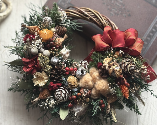 たっぷり木の実とグリーンの小さなクロワッサンリース《プリザーブド