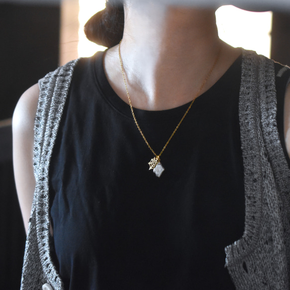 秋の新作【数量限定】ハロウィン　お化け　淡水パール　と　クモの巣　サージカルステンレスネックレス 9枚目の画像