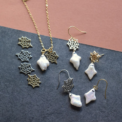 秋の新作【数量限定】ハロウィン　お化け　淡水パール　と　クモの巣　サージカルステンレスネックレス 10枚目の画像