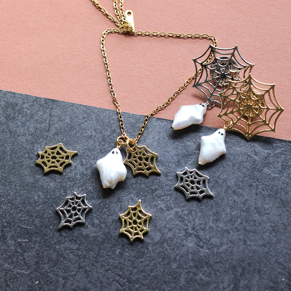 秋の新作【数量限定】ハロウィン　お化け　淡水パール　と　クモの巣　サージカルステンレスネックレス 11枚目の画像
