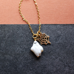 秋の新作【数量限定】ハロウィン　お化け　淡水パール　と　クモの巣　サージカルステンレスネックレス 7枚目の画像