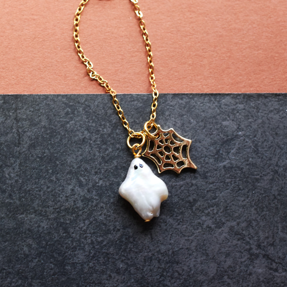 秋の新作【数量限定】ハロウィン　お化け　淡水パール　と　クモの巣　サージカルステンレスネックレス 7枚目の画像