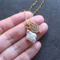 秋の新作【数量限定】ハロウィン　お化け　淡水パール　と　クモの巣　サージカルステンレスネックレス 6枚目の画像