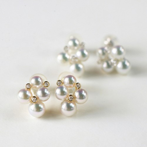 ルミナ 4.5-6.5mm 日本製アコヤ真珠（天然海水真珠）イヤリング（18金ゴールド）。エレガントで洗練されたデザイン、そして