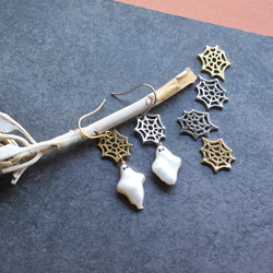 秋の新作【数量限定・選べる】ハロウィン　お化け　淡水パール　と　クモの巣　サージカルステンレスピアス 10枚目の画像