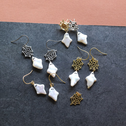 秋の新作【数量限定・選べる】ハロウィン　お化け　淡水パール　と　クモの巣　サージカルステンレスピアス 2枚目の画像