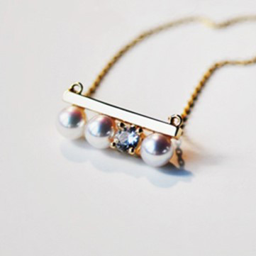 ルミナ 18Kゴールド ホワイトサファイアペンダント 5.5-6mm アコヤ真珠 高品質海水真珠ネックレス。エレガントで洗練され