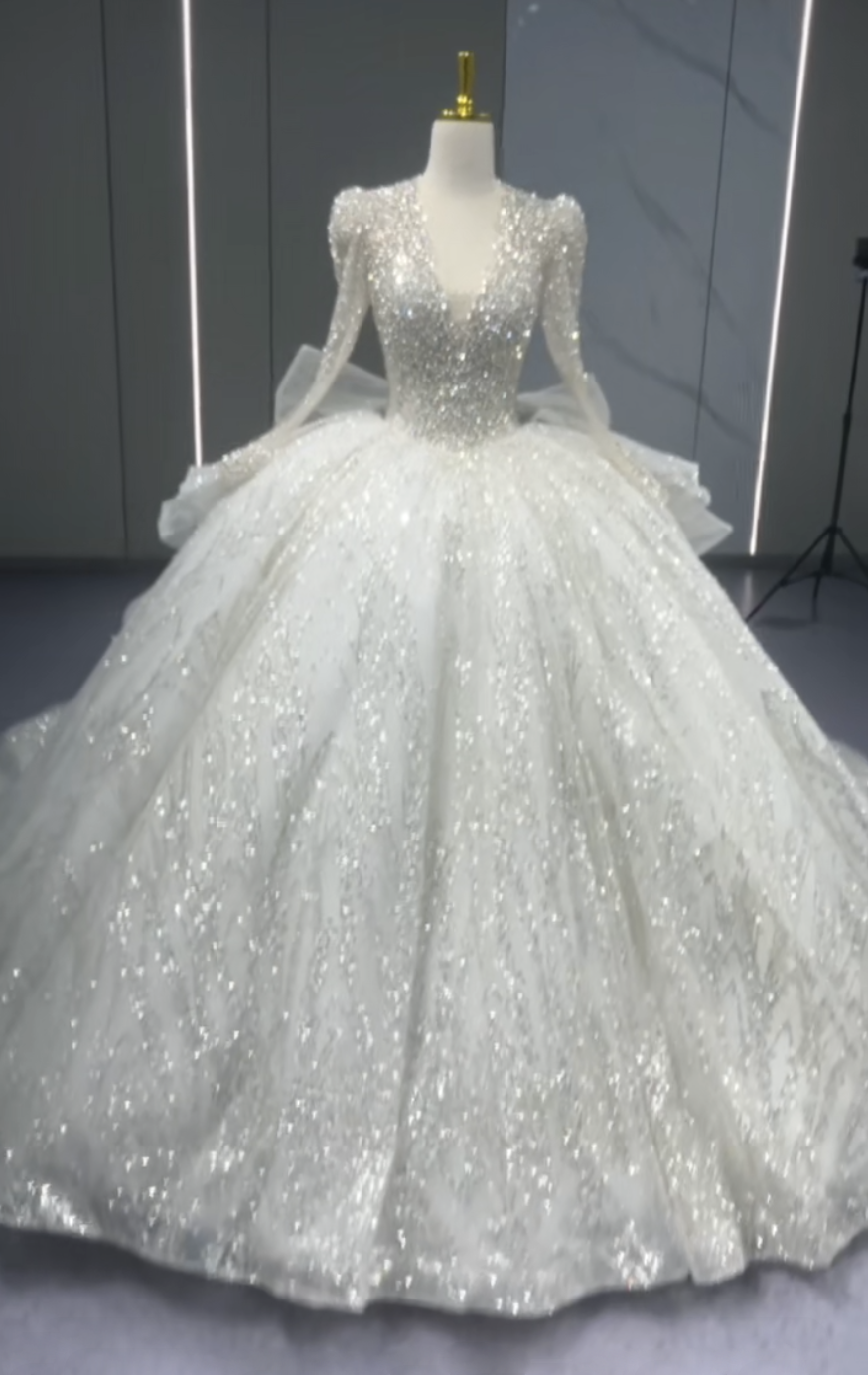 激安セール　vネック　長袖　大人気ウェディングドレス　ブライダル　クラシカル　たっぷりなストーン　プリンセスライン結婚式