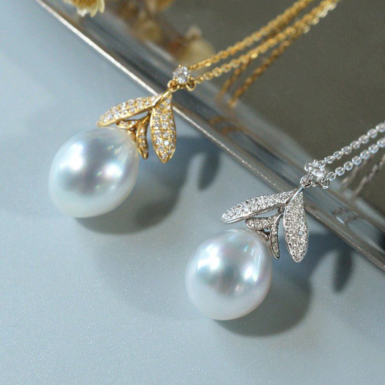 ルミナ 9-10mm ホワイト海水真珠ネックレス、18Kゴールドダイヤモンドペンダント付き。オーバルティアドロップシリーズ：高級