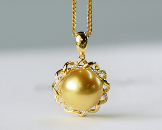 ルミナ11～13mm南洋ゴールデンパールペンダント（18Kゴールド＆ダイヤモンドネックレス）。フローティングコレクション：高級感