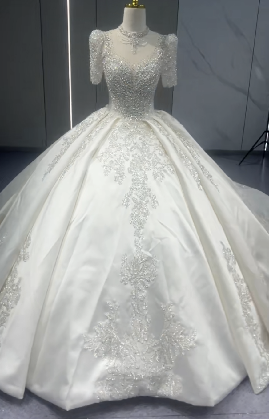 シンプルなウェディングドレス　光沢サテン半袖スクエアネック　トレーン　フレアスカート　ブライダルパーティー前撮りお呼ばれ