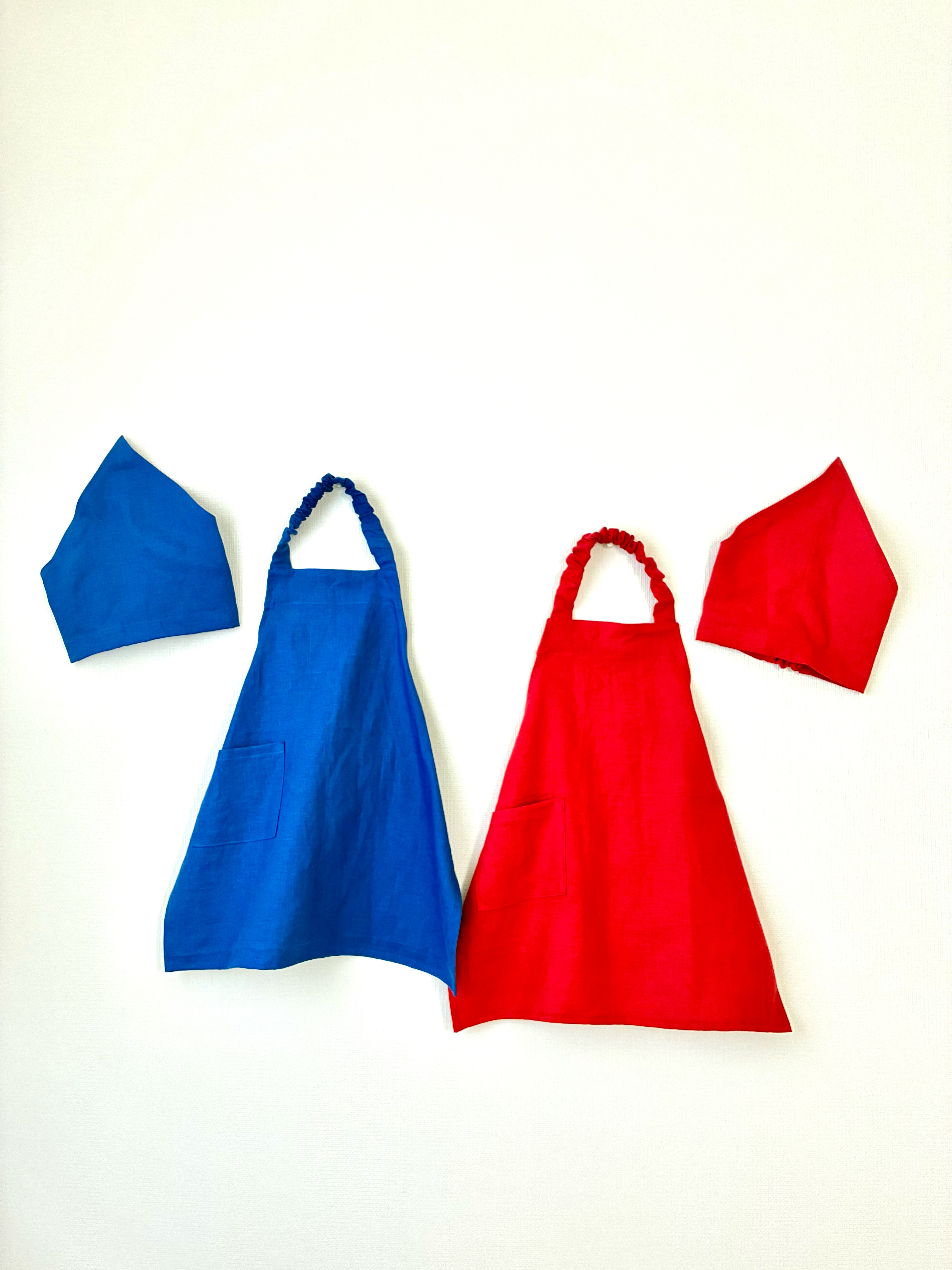 【即納可能・サイズ90-120】国産リネンのキッズエプロン＆三角巾 青×赤セット｜着脱簡単・ギフトにも人気！
