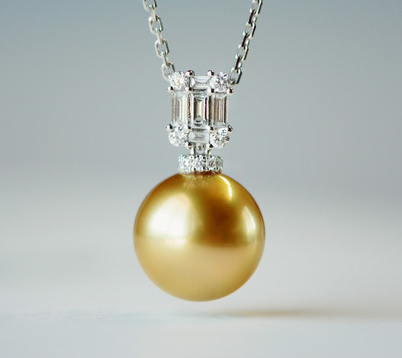 ルミナ11～13mm南洋ゴールドパールネックレス。18Kゴールドダイヤモンドペンダント付き。ロックシュガーコレクション。エレガン