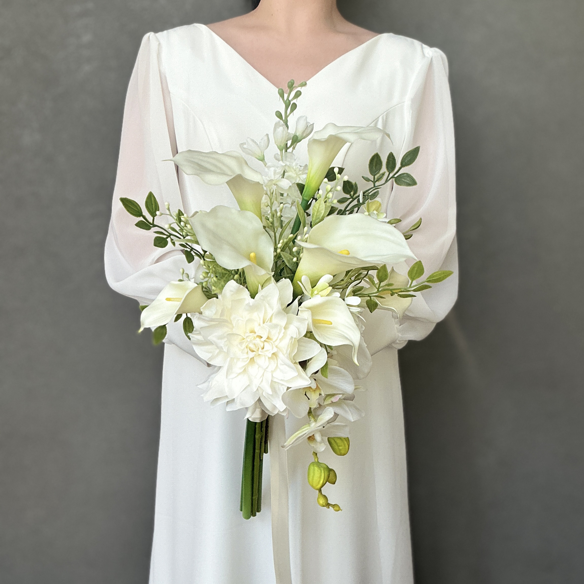 【受注生産・10日以内の発送】ホワイト×グリーン　カラーリリィの縦長ウェディングブーケ(アームブーケ)
