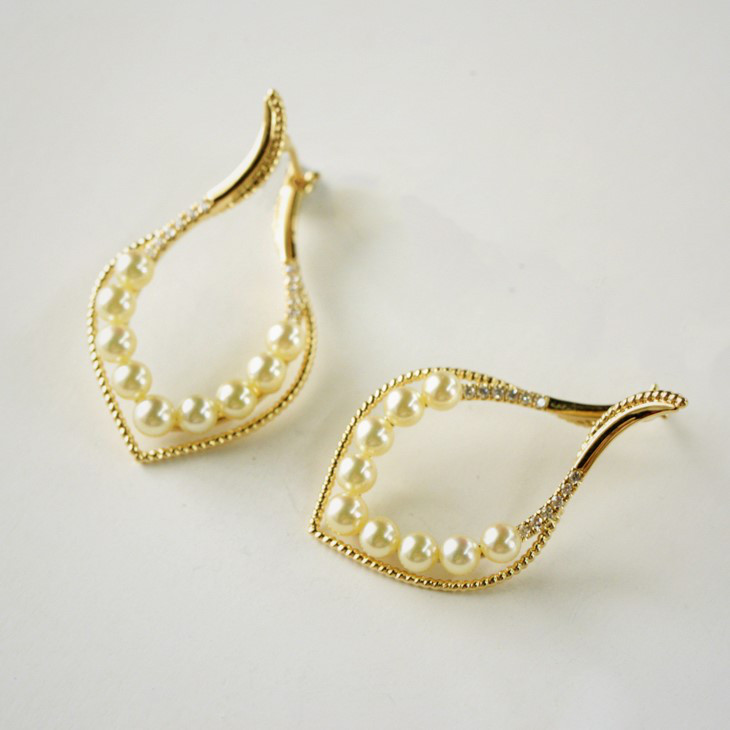 ルミナ3-3.5mmの日本製アコヤ海水真珠のイヤリング、18Kゴールドのスタッドピアス、シャンパンゴールドの箔とシリーズの絶妙で