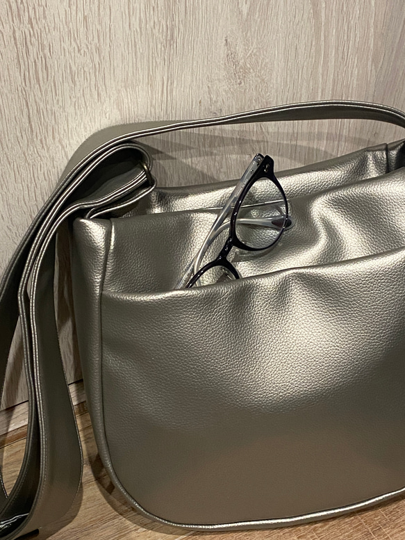 撥水次世代メタリックレザーミニ２WAY ショルダーバッグ 、ダークシルバー（ファスナー）「雨でもヘビロテ」 7枚目の画像
