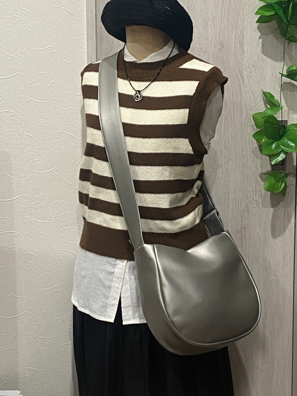 撥水次世代メタリックレザーミニ２WAY ショルダーバッグ 、ダークシルバー（ファスナー）「雨でもヘビロテ」 1枚目の画像