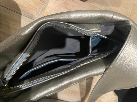 撥水次世代メタリックレザーミニ２WAY ショルダーバッグ 、ダークシルバー（ファスナー）「雨でもヘビロテ」 6枚目の画像