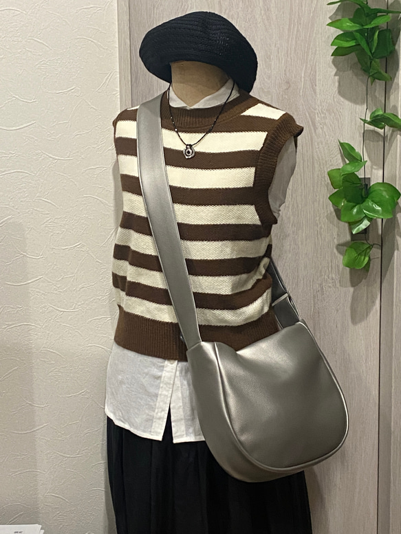 撥水次世代メタリックレザーミニ２WAY ショルダーバッグ 、ダークシルバー（ファスナー）「雨でもヘビロテ」 8枚目の画像