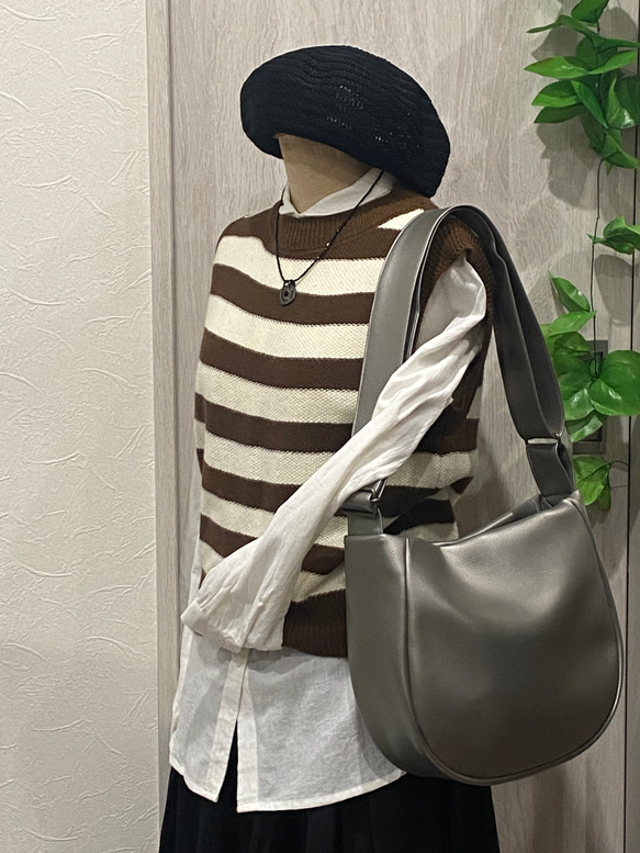 撥水次世代メタリックレザーミニ２WAY ショルダーバッグ 、ダークシルバー（ファスナー）「雨でもヘビロテ」 2枚目の画像