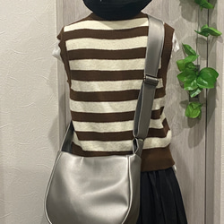 撥水次世代メタリックレザーミニ２WAY ショルダーバッグ 、ダークシルバー（ファスナー）「雨でもヘビロテ」 3枚目の画像