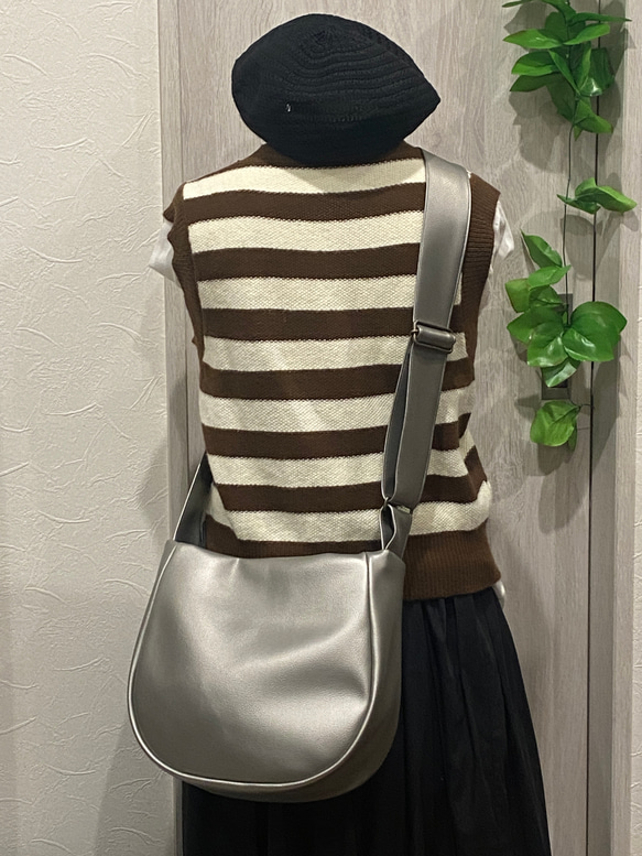 撥水次世代メタリックレザーミニ２WAY ショルダーバッグ 、ダークシルバー（ファスナー）「雨でもヘビロテ」 3枚目の画像