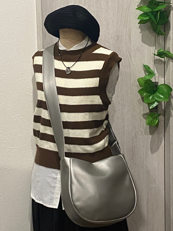 撥水次世代メタリックレザーミニ２WAY ショルダーバッグ 、ダークシルバー（ファスナー）「雨でもヘビロテ」 4枚目の画像