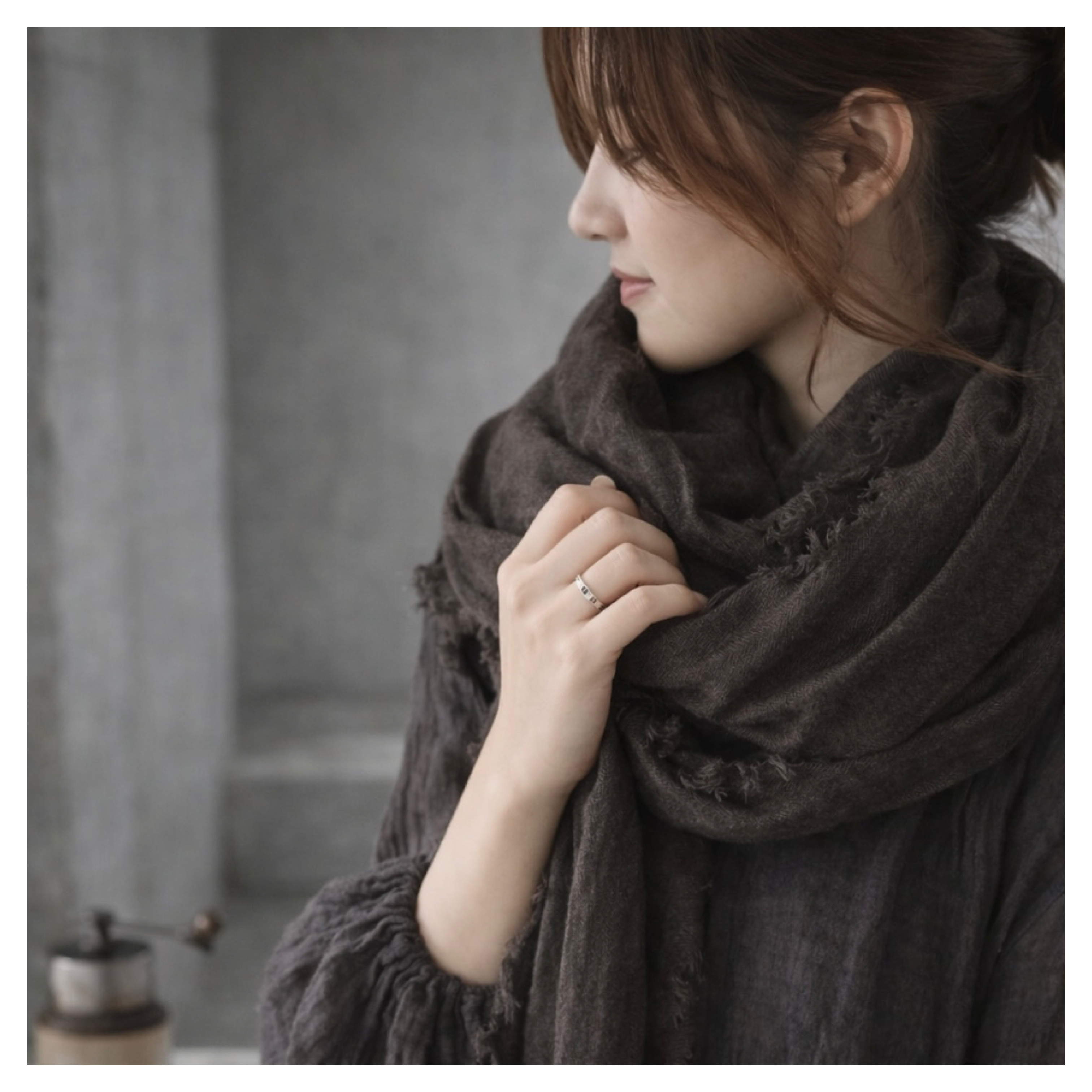 洗いこまれた綾織りベルギーリネンウールビエラで魅せる、四方切りっぱなしフリンジストール／ダークブラウン