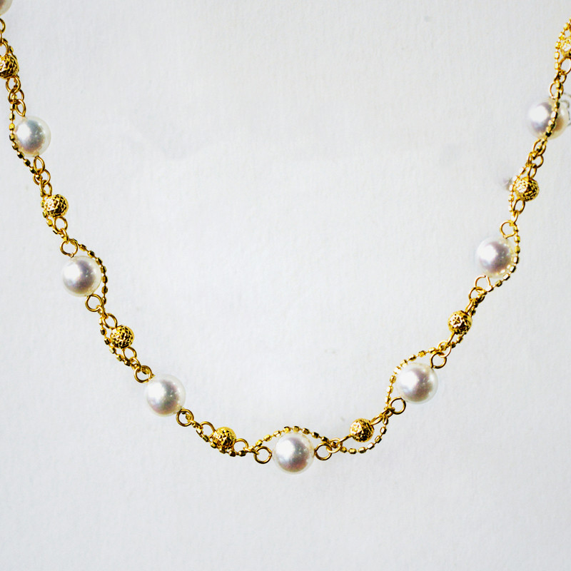 ルミナ4～5.5mmアコヤ白蝶真珠ネックレス（18金ゴールド）。シックで汎用性の高いデザインが魅力の、万能なスイートハートネック