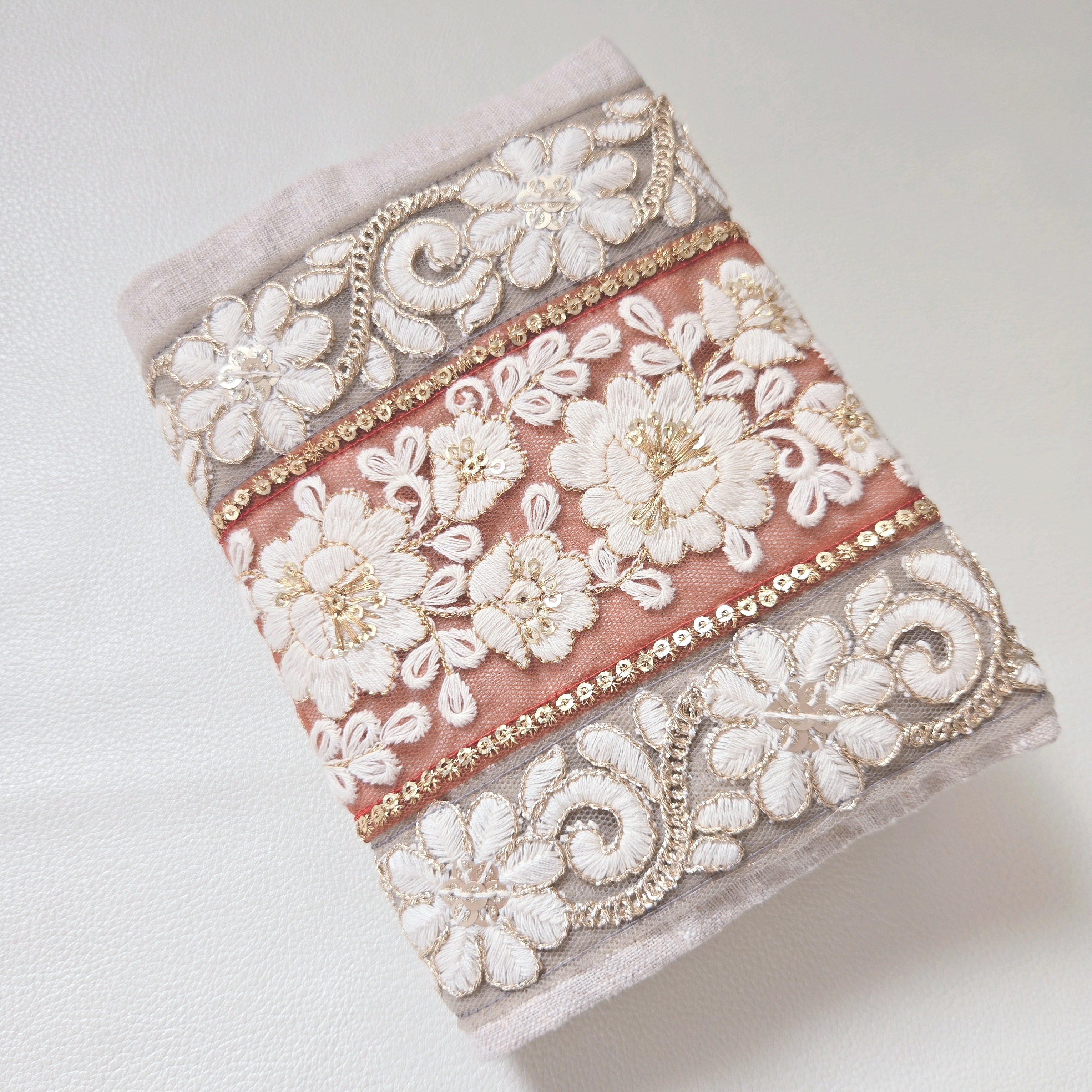 両面インド刺繍の贅沢リバーシブルブックカバー　一点もの　読書アイテム　手帳カバー　ノートカバー　文庫本A6　赤　黒 4,565円