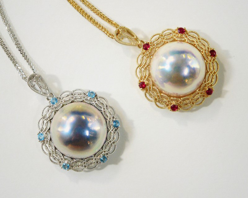 ルミナ13-14mmの希少な日本製オーロラピンク/ブルーグレーマベパールネックレス。18Kゴールドと天然ルビー/トパーズペンダン 39,455円