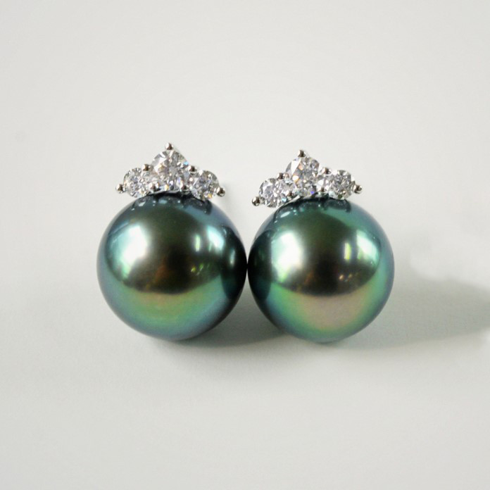 ルミナ 10-11mm タヒチ黒蝶真珠イヤリング（PT900プラチナ製、ダイヤモンド付き）。ピーコックグリーンシリーズは、エレガ