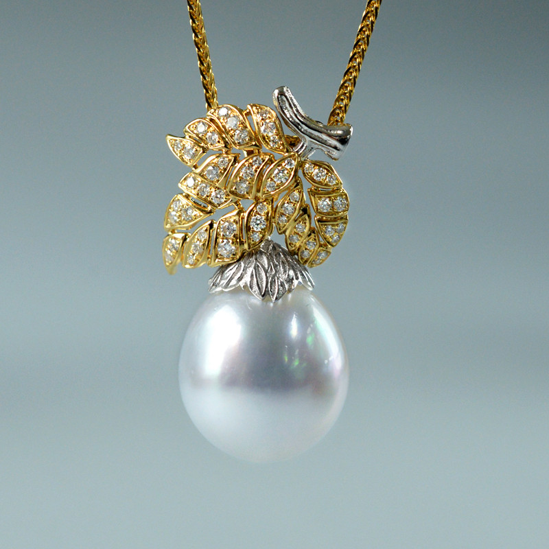 ルミナ12-14mmホワイトサウスシーパールネックレスと18Kゴールドダイヤモンドペンダント。エレガントでチャーミング、そして洗