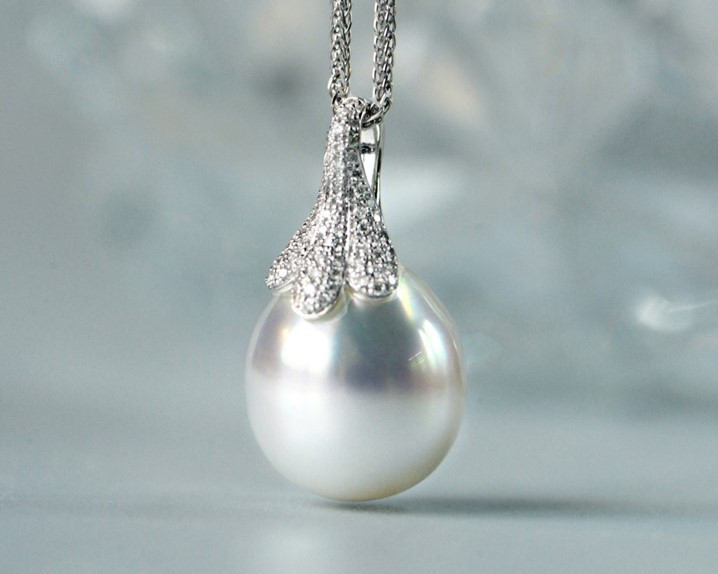 ルミナ12～13mm南洋白蝶真珠ネックレス（PT900）とプラチナ製ダイヤモンドドロップペンダント。クラシックでエレガント、そし