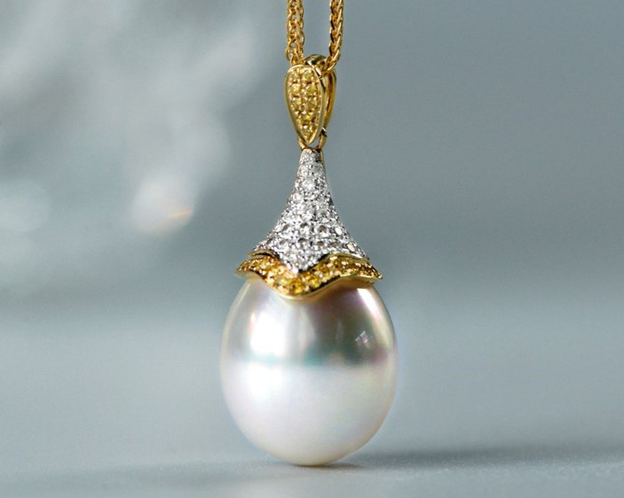 ルミナ12～13mmホワイトパールネックレスと18Kゴールドダイヤモンドペンダント。エレガントで魅力的な逸品です。