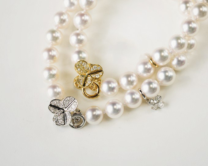 ルミナ7.5-8mm日本製アコヤ天然海水真珠ブレスレット、18Kゴールドとダイヤモンド、オールパールデザイン、ラッキークローバー
