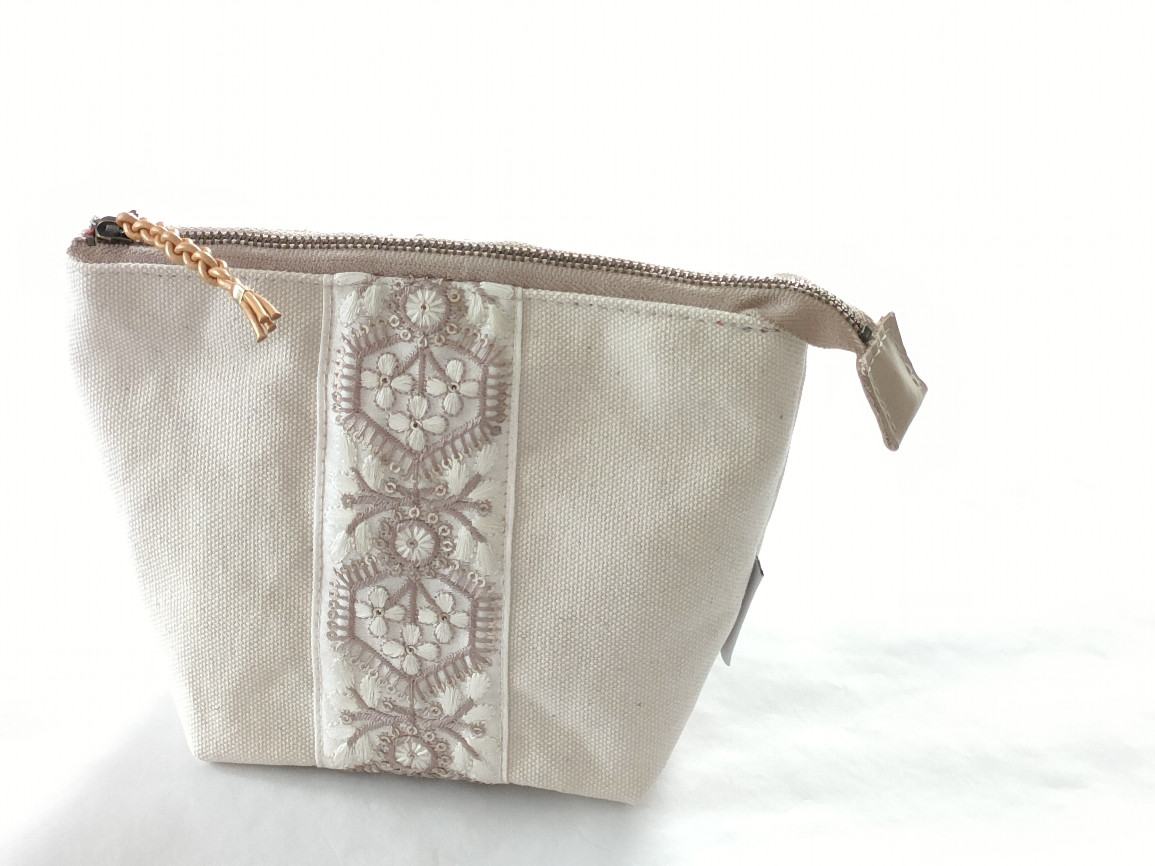 大人かわいい　シンプルなバッグの中を整頓できるポーチ　８号帆布×インドレース　がま口の仕切りで整頓簡単！≪製法特許≫