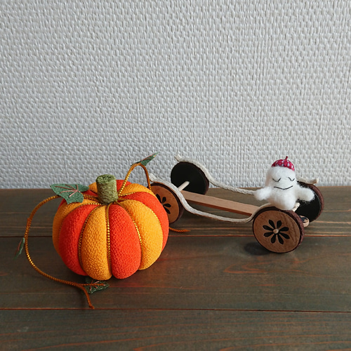 羊毛フェルト かぼちゃの上のコザクラインコちゃん ハロウィン飾り 羊毛フェルト かぼちゃの上のコザクラインコちゃん ハロウィン
