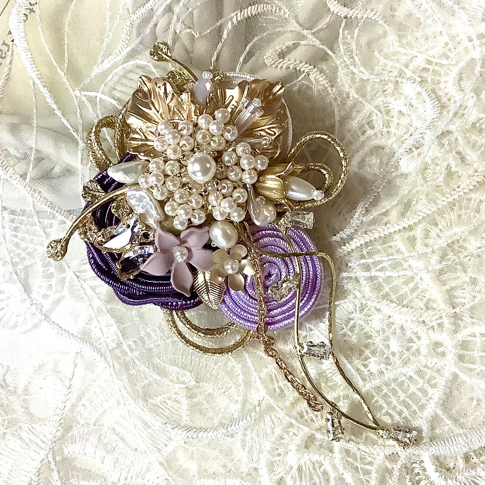 ソウタシエ　フラワーパープルブローチ　コスチュームジュエリー