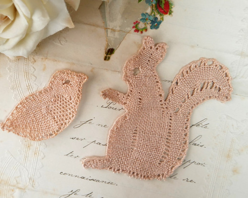 フランスヴィンテージリスと小鳥のボビンレースリネンアップリケ 2点