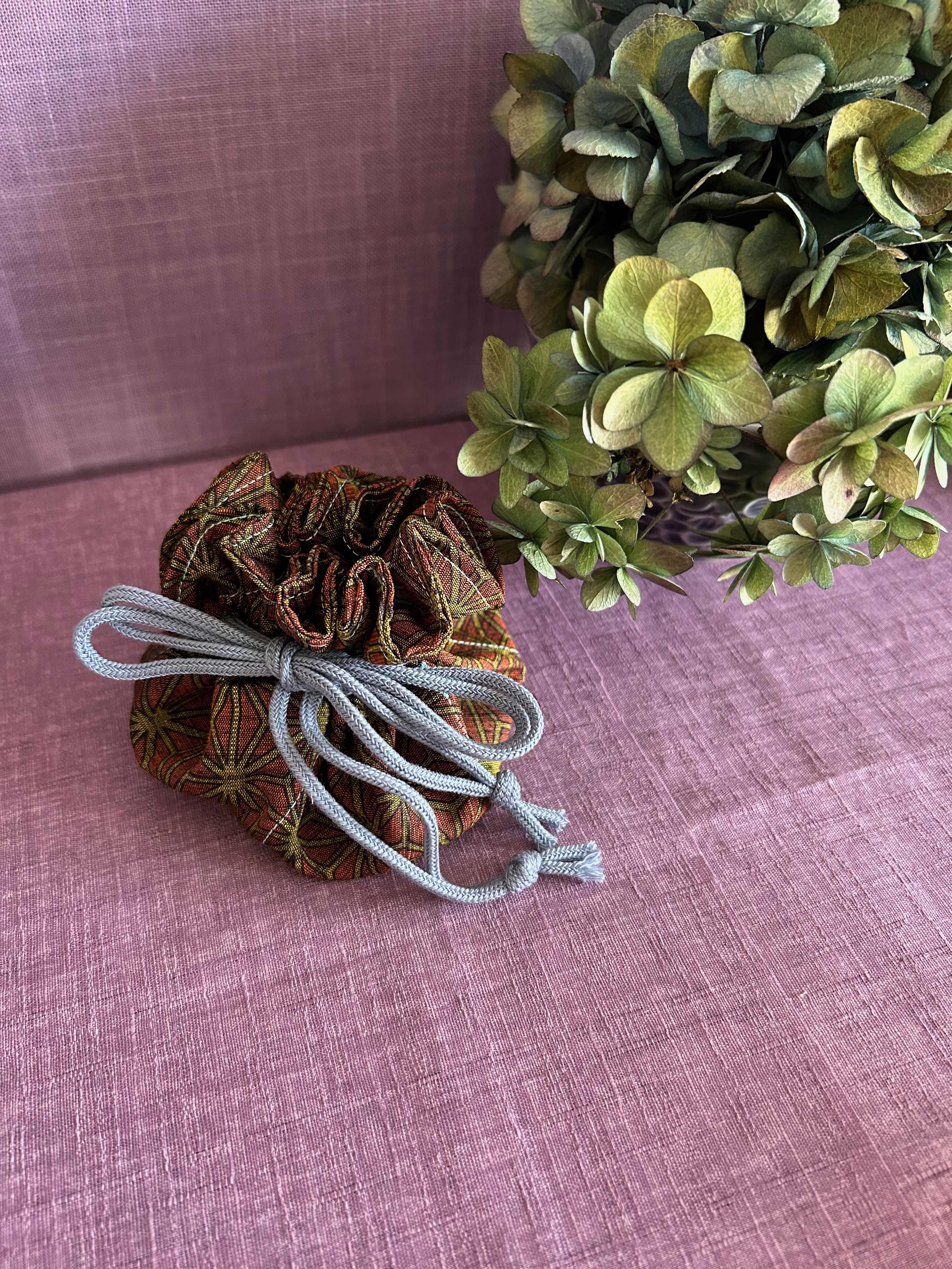 巾着ジュエリーポーチ・正絹100%・リメイク生地・オレンジとグリーン