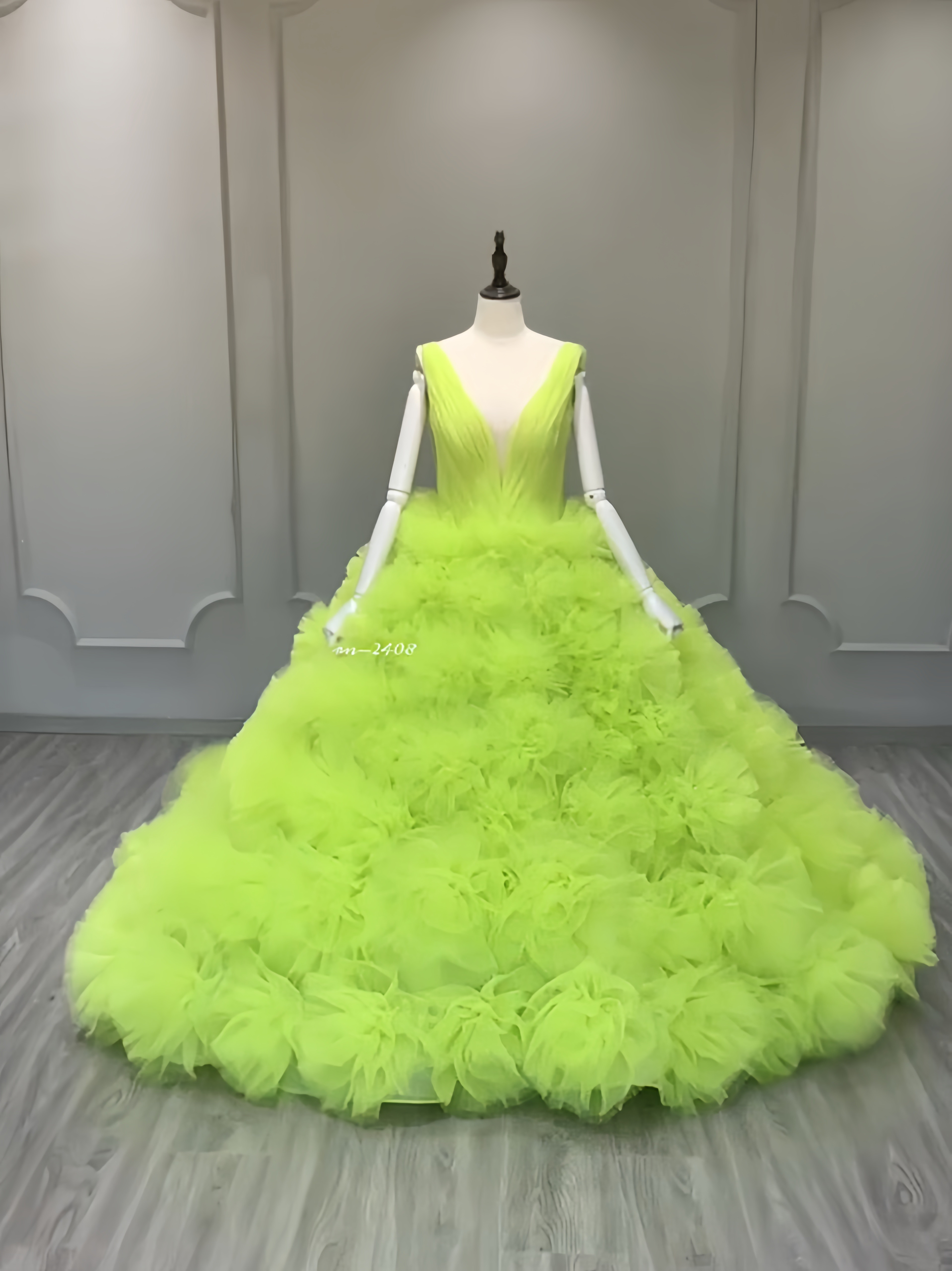 憧れのドレス！緑　カラードレス　カラー変更可能　フロアー丈　高級感　チュール　胸フリル　セクシー結婚式挙式披露宴ウェディ